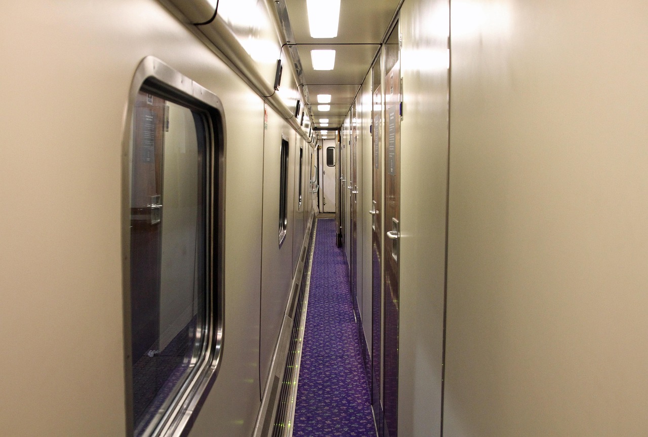 Couloir d'une voiture-lits de train de nuit avec les portes des cabines