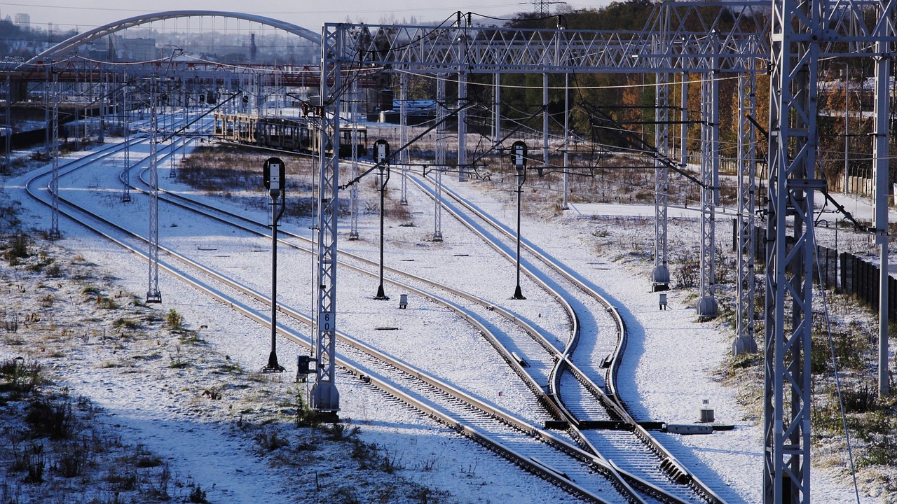 Voie ferrée enneigée en hiver, rails et traverses sous la neige