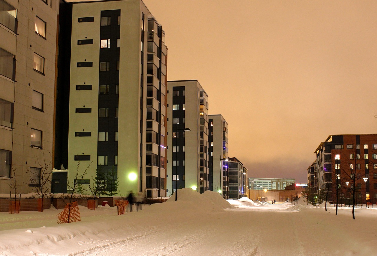 Rue enneigée d'une ville finlandaise éclairée en fin d'après-midi d'hiver