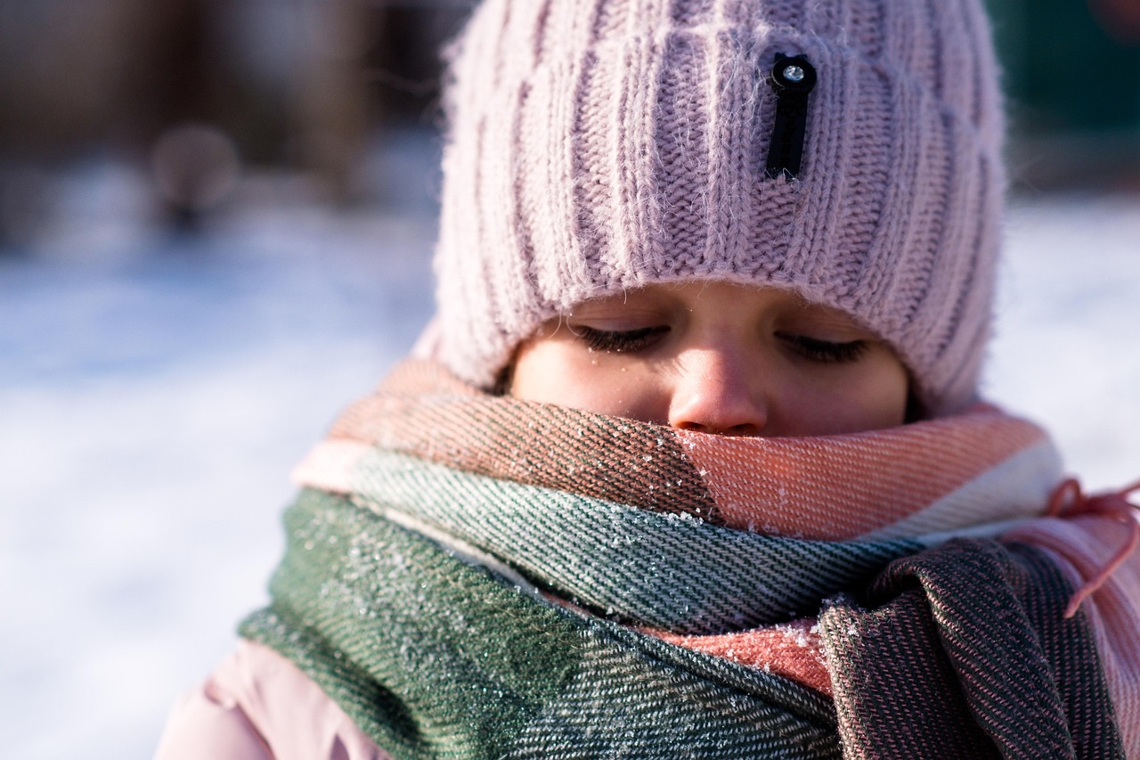 Hat and scarf worn in the snow, protecting the head and neck in deep cold