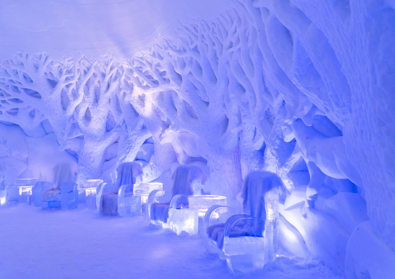 Salon d'un hôtel de neige arctique éclairé en bleu avec sculptures de glace