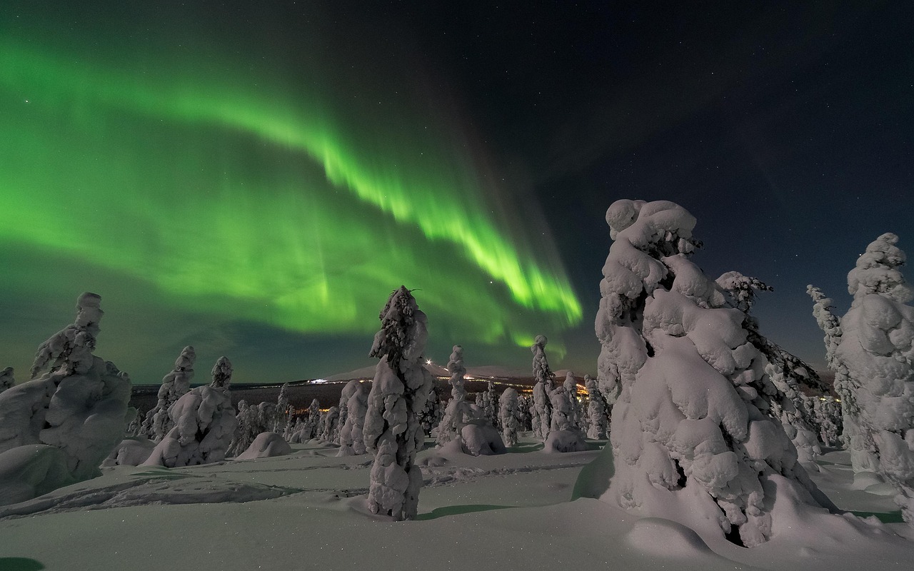 Aurore boréale verte au-dessus d'une étendue de neige en Laponie finlandaise