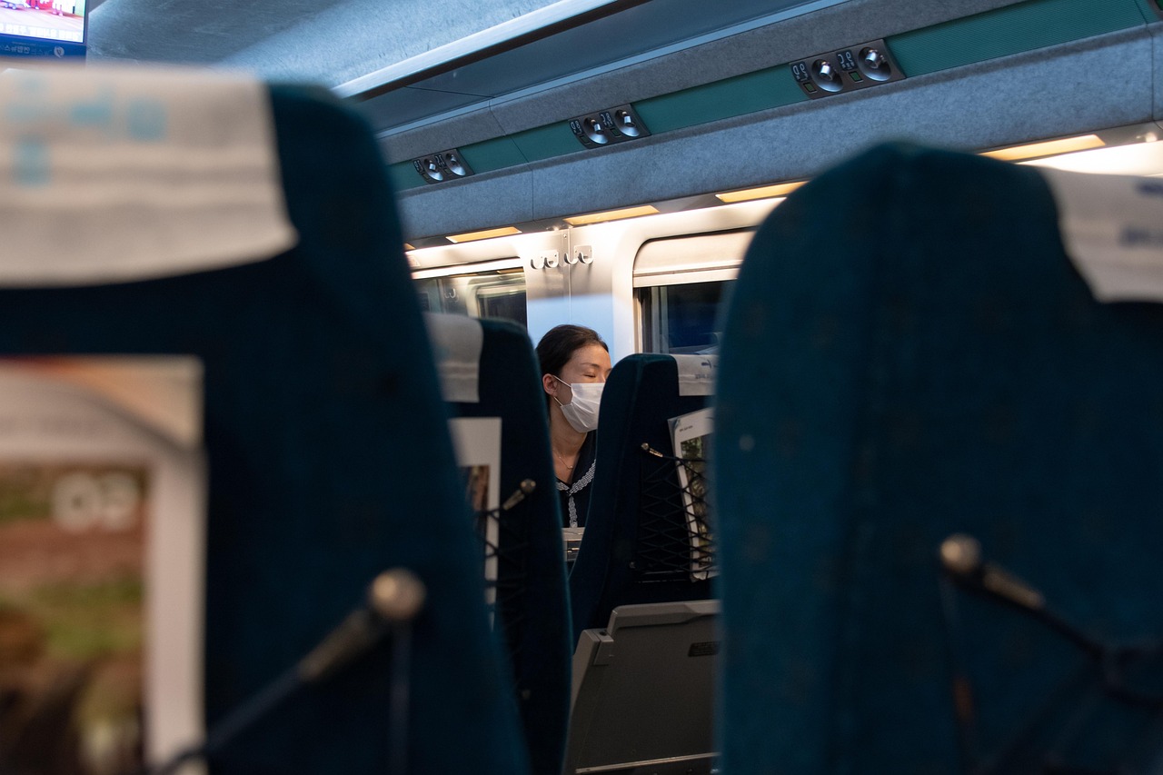 Intérieur d'un compartiment de train longue distance, sièges et fenêtre