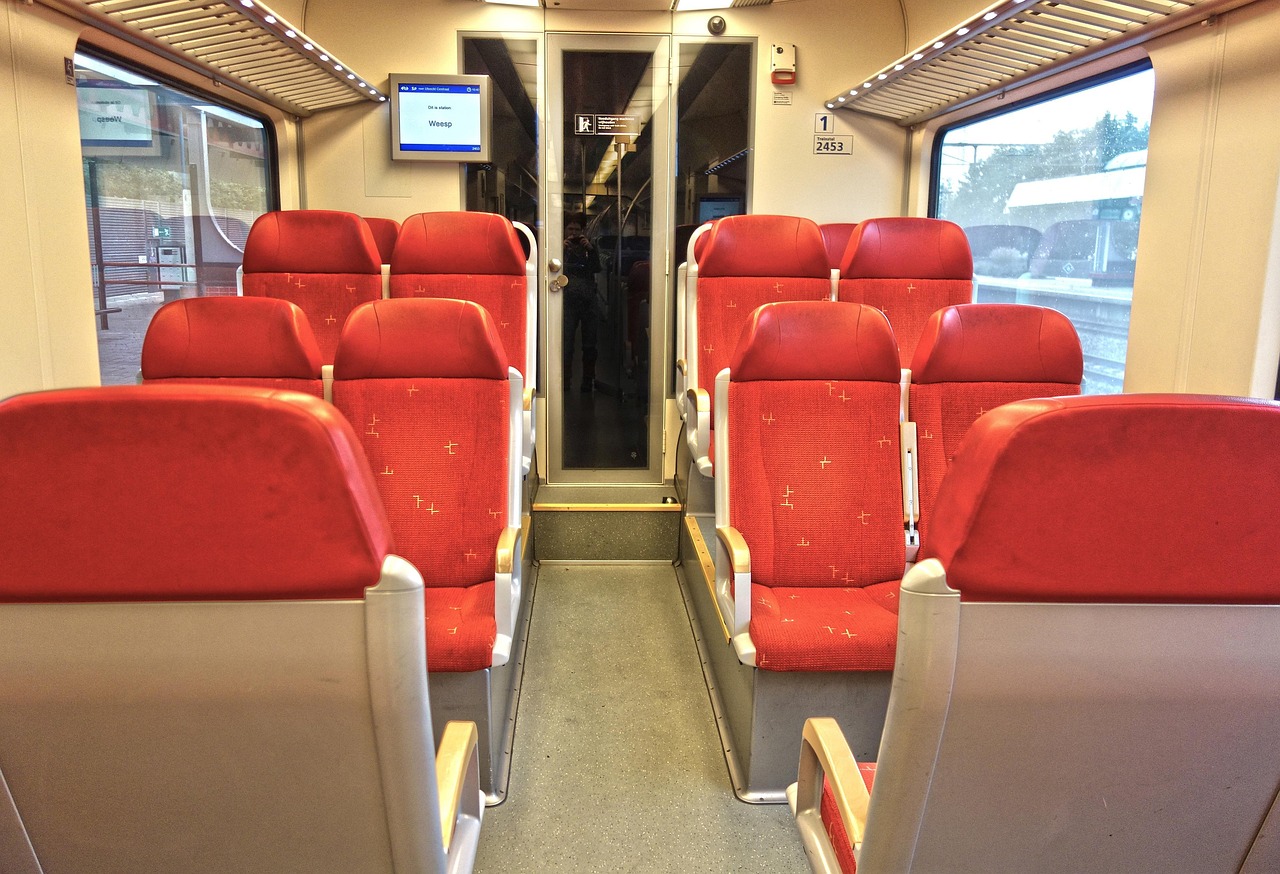 Sièges inclinables alignés dans une voiture de train, configuration open space